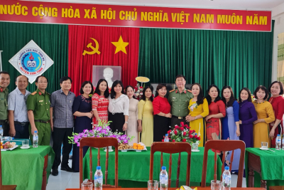 Các cơ quan, đơn vị đến chúc mừng Trường kỉ niệm 40 năm Ngày Nhà giáo Việt Nam 20/11.