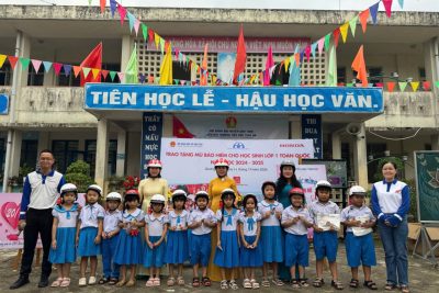 Trường Tiểu học Tịnh Hà tổ chức Chương trình trao mũ bảo hiểm tặng học sinh lớp 1 năm học 2024-2025